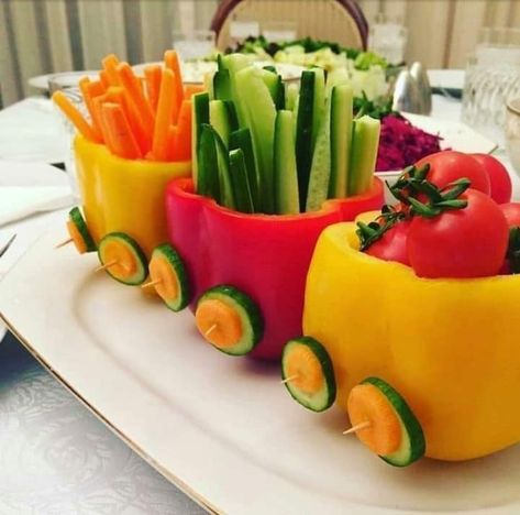 Veggie Train, Dinners Healthy, Decorações Com Comidas, Food Art For Kids, Amazing Food Decoration, Chicken Healthy, Party Food Platters, Food Carving, Veggie Tray