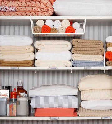 Keep your linens in line with a little help from slide-on shelf dividers. They keep your towels neat and upright while undershelf bins are perfect for rolled-up washcloths. For table-ready tablecloths, hang linens from rods installed on the back of the closet door. And don't forget labels -- they ensure items are returned to their proper spot, no matter who puts the laundry away. Clothes Shelf, Ideas Armario, Organize Closet, Organizing Linens, Organized Closet, Linen Cupboard, Shelf Dividers, Wash Clothes, Linen Closet Organization