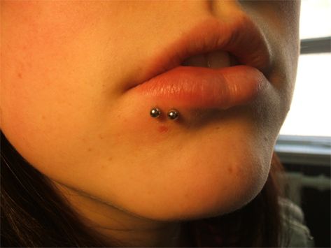 100+ Spider Bites Piercing Examples, Jewelry and Information awesome Piercing Below Lip, Spider Piercing Lip, Spiderbite Piercings Lip, Spider Bite Lip Piercing, Lip Piercing Spider Bite, Spider Bites Piercing, Double Lobe Piercing, Spiderbite Piercings, Bite Lip