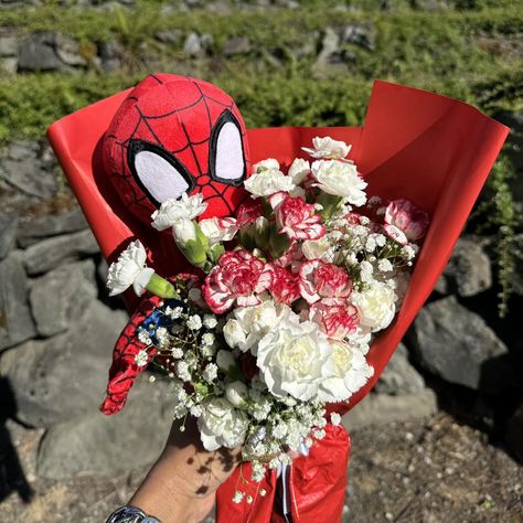 Spider-man plushie bouquet 🕷️💐 Details: Wrapping paper- @gutierrezflowersupplies Spider-man plushie- @gutierrezflowersupplies Carnations- Trader Joe’s Baby breath- Trader Joe’s #kadenncreations #smallbusiness #shoplocal #tacomawa #seattlewa #tacomalocal #khmerowned #bouquet #bouquetofflowers #celebration #flowers #flowerarrangement #giftideas #giftforher Plushie Bouquet, Man Bouquet, Flowers For Men, Flower Gift Ideas, Baby Breath, Trader Joe, Flower Gift, Boyfriend Gifts, Cali