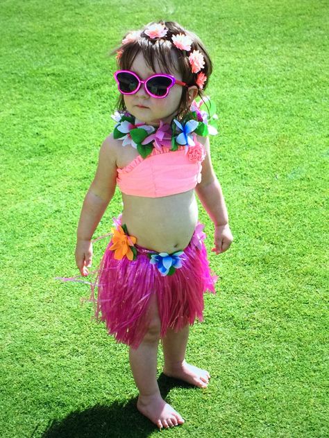 Baby toddler hula outfit Hawaiian Tahitian baby pink grass skirt stylish sunglasses flowers swim suit Hula Outfit, Hawaiian Party Outfit, Baby Fashion Girl Newborn, Pink Grass, Grass Skirt, Hawaiian Birthday Party, Fiesta Tropical, Hawaii Outfits, Victoria Secret Outfits