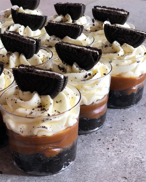 👩🏽‍🍳 @agusmarini on Instagram: “SHOTTTT OREO ! 🖤🖤🖤 #CuquiPasteleria” Xv Ideas, Mini Mousse, Dessert Cups Recipes, Mini Dessert Cups, Mousse Dessert, Dessert Bites, Bite Size Desserts, Easy Summer Desserts, Dessert Cups