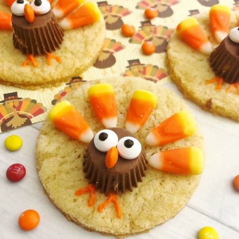 A quick and easy kid friendly turkey sugar cookie recipe. I share two different ways to decorate these cookies as well. | #thanksgiving #dessert #turkey #Cookies #kidfriendly #party #easy #sugarcookie #candytoppedcookies Turkey Sugar Cookies, Cute Thanksgiving Desserts, Oreo Turkey, Thanksgiving Turkey Cookies, Thanksgiving Desserts Kids, Easy Delicious Dessert, Turkey Cookies, Thanksgiving Desserts Easy, Thanksgiving Cookies