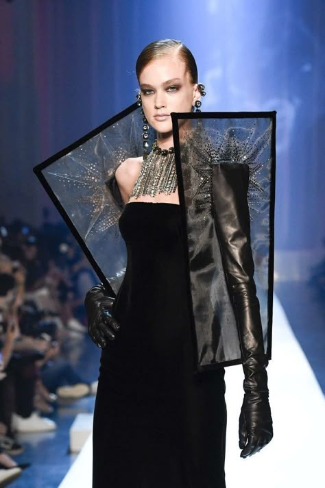 Jean Paul Gaultier Couture, Mugler Fashion, Gaultier Couture, Haute Couture Style, Runway Fashion Couture, Couture Style, Conceptual Fashion, Weird Fashion, Futuristic Fashion