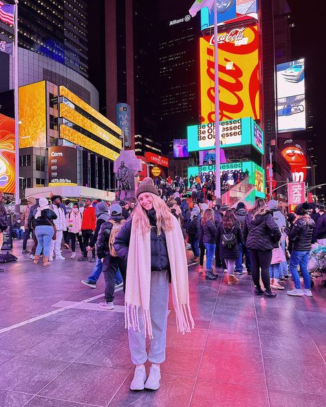 Times Square Poses, Time Square Pose Ideas, Time Square Photoshoot, Times Square Winter, Time Square New York Photo Ideas, Times Square Pictures Ideas Night, Times Square Pictures Ideas, Nyc Times Square Photoshoot, Nyc Pics