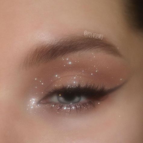 Subtle Glitter Makeup, Subtle Glitter Eyeshadow, Loose Glitter Eyeshadow Looks, Ethereal Glitter Makeup, Light Brown Sparkly Eyeshadow, Makeup Utensils, Sparkle Makeup, Concert Makeup, Soft Makeup Looks