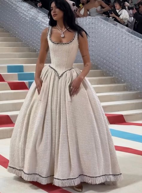 Dua Lipa Met Gala 2023, Dua Lipa Met Gala, Red Carpet Glamour, Met Gala Outfits, Met Gala Dresses, Gala Outfit, Girls Dress Outfits, Dior Dress, Chanel Dress