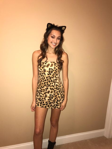 Cheetah Halloween costume idea Leopard Print Costume, Cheetah Dress Outfit, Tiger Costume Women, Cheetah Halloween Costume, Cheetah Costume, Cheetah Clothes, Girls Halloween Outfits, Cheetah Dress, Black Halloween Dress