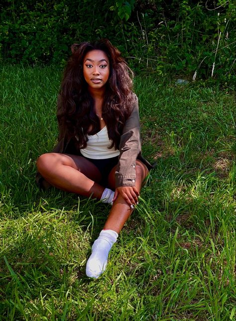 Sza inspired photo shoot Ctrl Photoshoot, Outdoors Picture Ideas, Sza Ctrl Photoshoot, Sza Photoshoot, Senior Photo Black Women, Senior Pics Black Women, Senior Portraits Black Women, Senior Sunday Pictures, Senior Photos Black Women