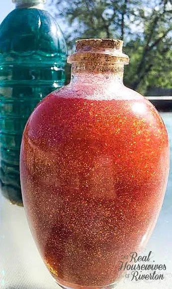 Glitter Potions Bottles - Creative Housewives Glitter Bottle Diy, Time Out Bottle, Diy Halloween Ghosts, How To Make Glitter, Halloween Potion Bottles, Glitter Bottle, Halloween Bottles, Halloween Potions, Homemade Syrup