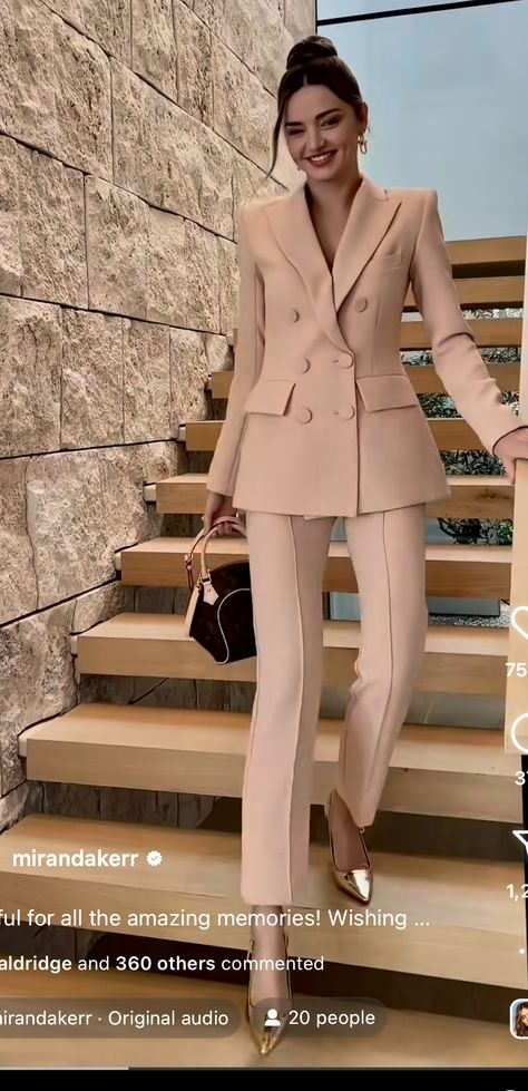 Cute Suits For Women, Elegant Outfit Classy, Briefcase Women, Woman Suit Fashion, Suit Dress, Trendy Fashion Tops, Power Dressing, Classy Work Outfits, Professional Dresses