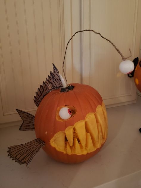 Diorama Pumpkin Ideas, Scuba Diver Pumpkin Carving, Shark Pumkin Carving, Angler Fish Jack O Lantern, Hawaii Pumpkin Carving, Pumpkin Carving Ideas Creative Unique Funny, Animal Themed Pumpkins, Creative Carved Pumpkins, Angler Fish Pumpkin Carving