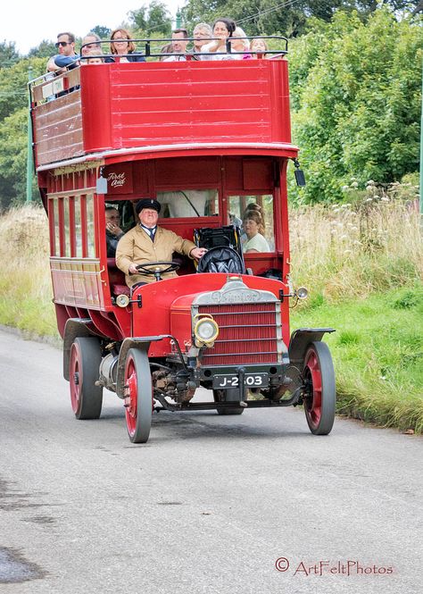 Cool Old Cars Vintage, Old Bus Aesthetic, Abandoned Bus Aesthetic, Foodtrucks Ideas, Used Bus, Vintage Bus, Bus Art, Soft Face, Short Bus