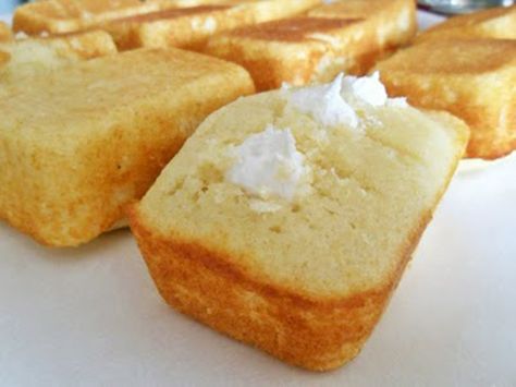 Homemade Twinkies --- and they probably aren't indestructible either. Homemade Twinkies, Cake Nature, Baking Bad, Dessert Recipies, Recipe Vegetarian, Recipes Appetizers And Snacks, Scrumptious Desserts, Savoury Cake, Sweets Desserts