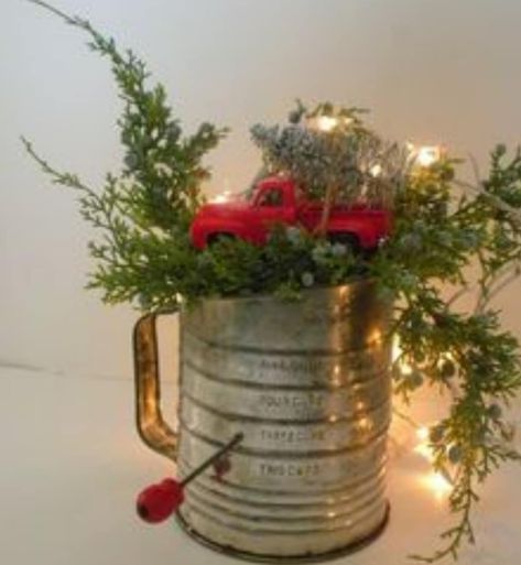 Vintage Farmhouse Christmas, Red Pickup Truck, Christmas Booth, Vintage Christmas Crafts, Christmas Rustic, Flour Sifter, Christmas Idea, Country Christmas Decorations, Kitchen Display