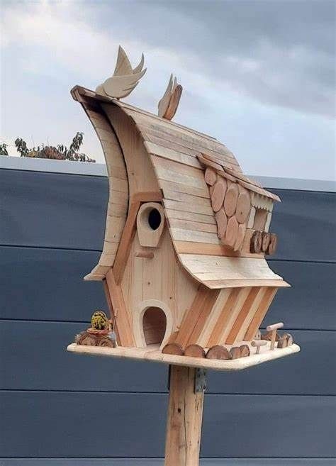 Craft stunning pieces that will last for generations with our expert plans. Unique Bird Houses Diy, Printable Woodworking Plans, Woodworking Decor, Tre Kunst, Woodworking Projects Unique, Bird Houses Ideas Diy, Bird House Plans, Woodworking Plans Beginner, Unique Bird Houses