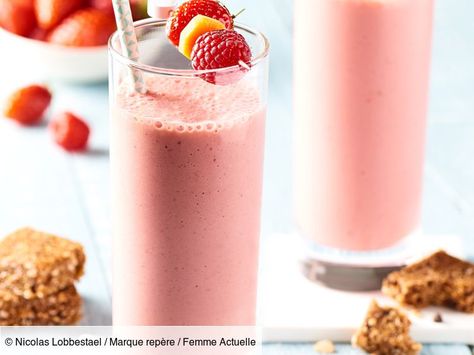 Milkshake fraise framboise et barre de céréale : découvrez les recettes de cuisine de Femme Actuelle Le MAG Milk Shakes, Milk Shake, Milkshakes, Glass Of Milk, Smoothie, Milk, Drinks, Ethnic Recipes