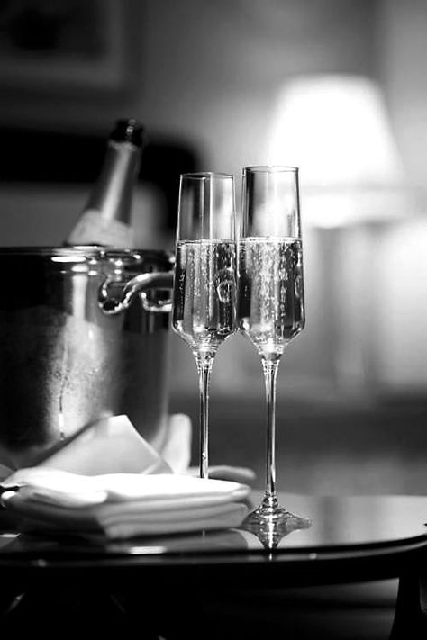 "Too much of anything is bad, but too much champagne is just right" Mark Twain Art Du Vin, Champagne Flutes, Sparkling Wine, Flutes, Champagne Flute, New Years Eve, White Wine, Party Time, Martini