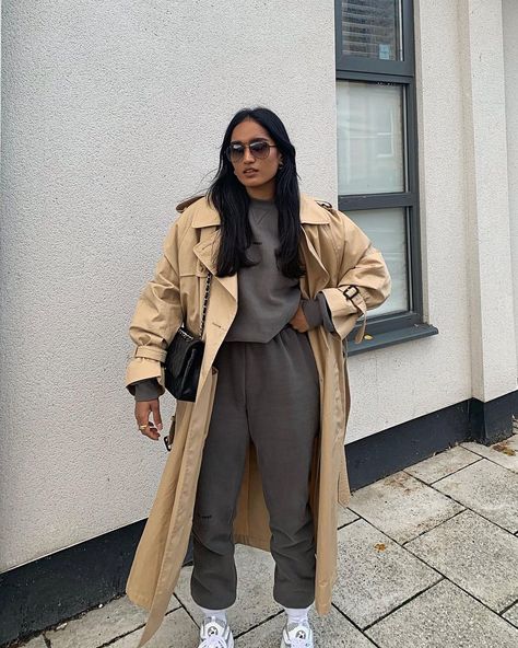 Fall Streetwear Tracksuit With Drawstring, Casual Oversized Outfits, Beige Trench Coat Outfit, Grey Sweatsuit, Sweatsuit Outfit, Trench Outfit, Parisian Outfit, Casual Sporty Outfits, Streetwear Outfit Ideas