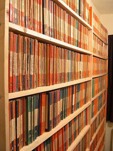 Penguins Lots Of Books, Penguin Books Covers, Bookstore Cafe, Orange Book, Vintage Penguin, Penguin Book, Beautiful Book Covers, Penguin Classics, World Of Books