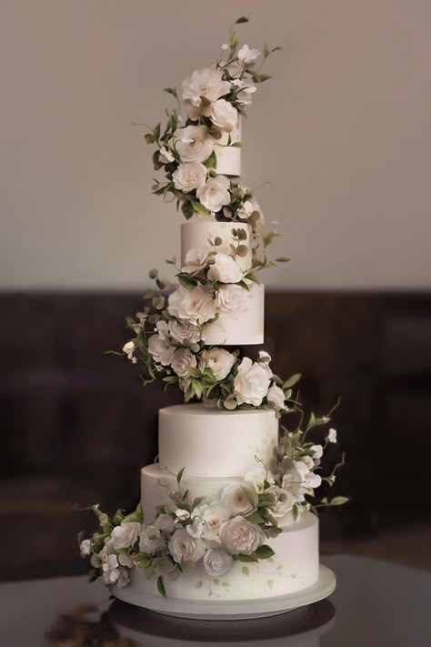 Three tiered floating white wedding cake with flowers twisting around it Deluce Cakes, Cake Designs Elegant, Luxury Wedding Cake Design, Wedding Cake Floral, Wedding Cake Designs Elegant, Tall Wedding Cakes, Contemporary Wedding Cakes, Cake Floral, Wedding Cakes Elegant