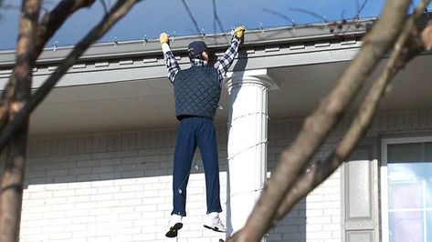 A Texas family decked their house out with a Clark Griswold-themed Christmas display with a dummy hanging from the roof, panicking at least one passerby who tried to help the man before calling 911. Clark Griswold Christmas Decorations, Man Hanging From Roof Christmas Decor, Guys Hanging Out, Clark Griswold Christmas, Diy Outdoor Christmas Decorations, Christmas Vacation Party, Roof Decoration, Comedy Of Errors, Griswold Christmas