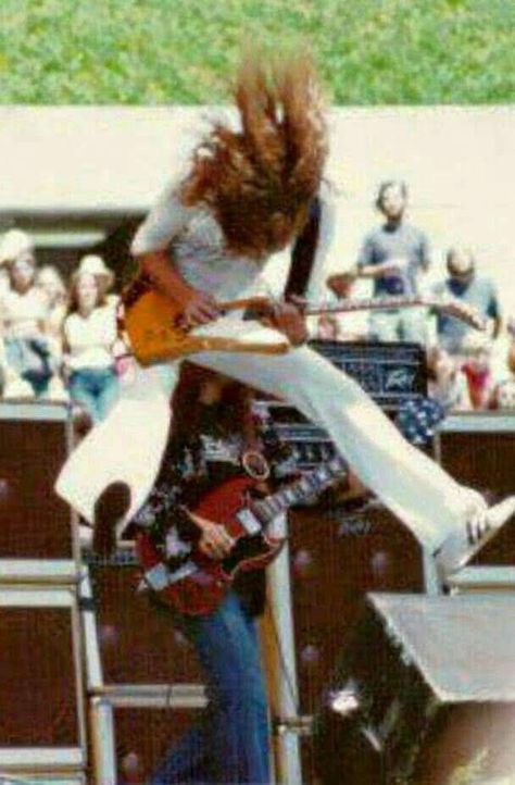 Allen Collins! Allen Collins Lynyrd Skynyrd, Lynyrd Skynyrd Wallpaper, 70s Celebrities, Keith Allen, Guitar Legends, Allen Collins, Gary Rossington, Rock Pictures, Ronnie Van Zant