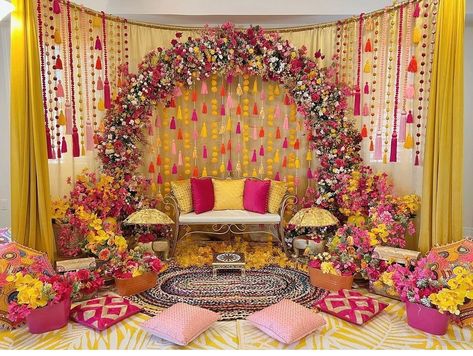 Mayoun Decor, Shaadi Ka Ghar, Haldi Stage, Mehndi Stage Decor, Mehndi Decoration Ideas, Mehendi Decoration, Diy Eid Decorations, Haldi Ceremony Decorations, Haldi Decoration Ideas