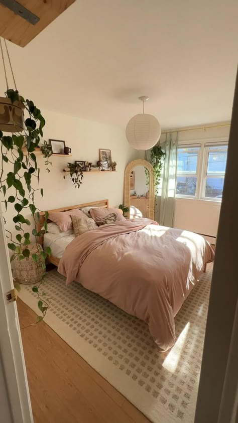 Minimal Bedroom With Plants, Organic Modern Dorm Room, Vacation Room Aesthetic, Rattan Room Ideas, Pink Green Cream Bedroom, Minimal Cozy Bedroom Aesthetic, 10x12 Room Ideas, Room Ideas Wood Furniture, Room Decor Color Palette