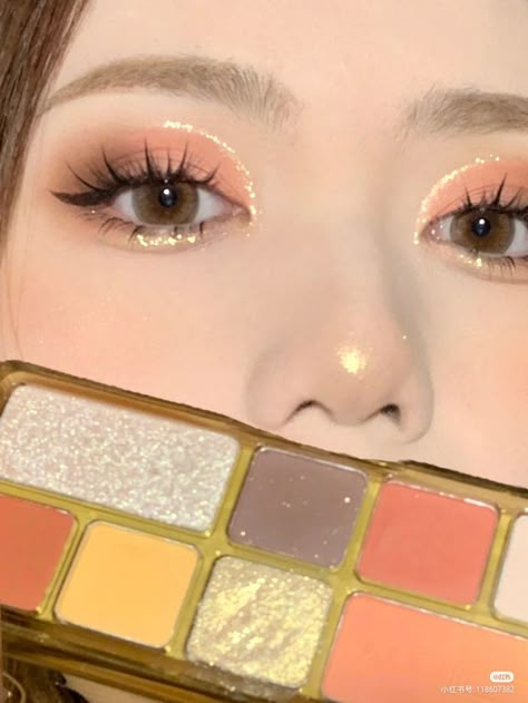 Korean Orange Makeup, Orange Douyin Makeup, Peach Makeup Look Korean, Orange Makeup Aesthetic, Orange Eye Makeup, Peach Makeup, Orange Makeup, Douyin Makeup, Maybelline Superstay