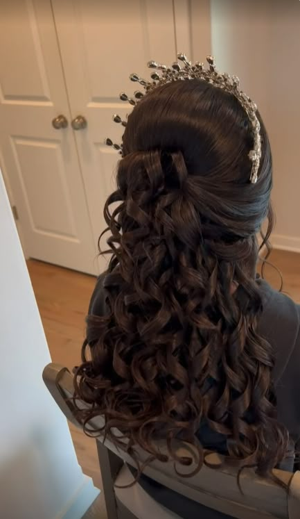 Quince Hair Up And Down, Short Hair 15 Hairstyles, Red Quinceanera Hair, Rose Gold Quinceanera Hairstyles, Quince Photoshoot Hairstyles, Purple Quinceanera Hairstyles, Qencenera Hairstyles For Long Hair, Quiencenara Hairstyles, Hairstyles Quinceanera Half Up