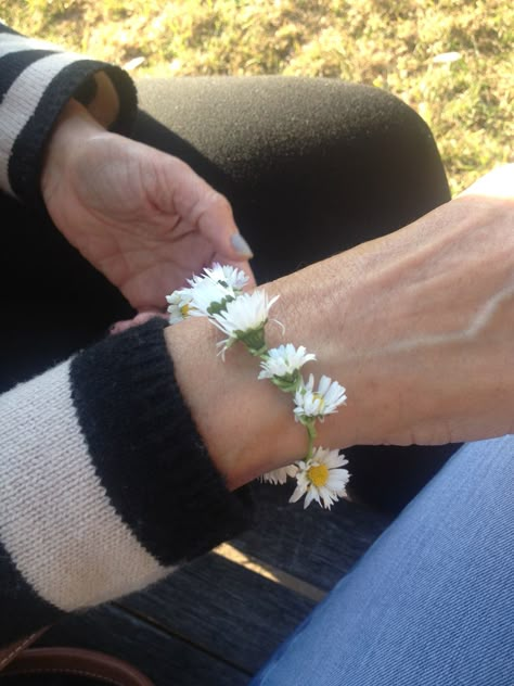 Stone Outfit, Real Flower Bracelet, Hang Out Ideas, Questions About Life, Vision Board Summer, Giant Animals, Instagram Creative Ideas, Daisy Bracelet, Beautiful Flowers Photos