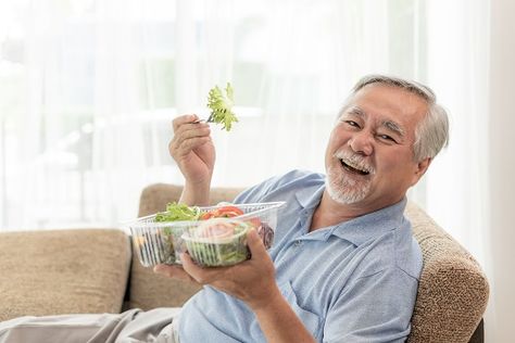 Seniors need plenty of exercise. However, they need to stay safe when performing physical activities. Here are a few ways the elderly can safely exercise. Heart Healthy Diet, Nutrition Guide, Home Health Care, Heart Healthy Recipes, Proper Nutrition, Healthy Aging, Healthy Eating Habits, A Healthy Lifestyle, Nutrition Tips