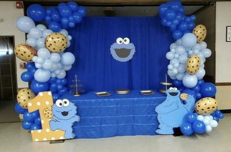 Cookie Monster 1st Birthday Balloon Garland, Cookie Monster Table Set Up, Cookie Monster Balloons, Cookie Monster Balloon Garland, Cookie Monster First Birthday Party, Cookie Monster Balloon Arch, Cookie Monster 1st Birthday Photoshoot, Blue And White Party Decorations, Cookie Monster Backdrop