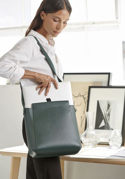 Everlane Now Making a Computer Bag That Doesn't Look Like One Computer Bag Aesthetic, Chic Laptop Bag, Minimalist Laptop Bag, Everlane Bag, Stylish Work Bag, Work Bags For Women, Laptop Handbag, Studio Bag, Notebook Bag