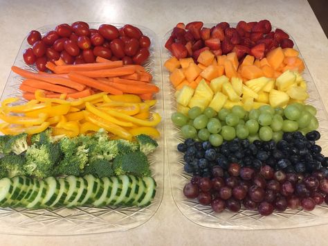 Veggie Rainbow Tray, Rainbow Veggie Tray Vegetable Platters, Rainbow Fruit And Veggie Trays, Rainbow Platter Parties Food, Diy Fruit And Veggie Tray, Cheap Veggie Tray, Diy Party Trays Food Ideas, Rainbow Vegetable Tray, Premade Party Food