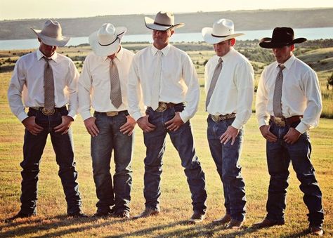 Country Groomsmen, Traje Cowgirl, Country Wedding Photos, Cowboy Wedding, Wedding Groomsmen, Groomsmen Attire, Western Wedding, Groom And Groomsmen, Wedding Pics