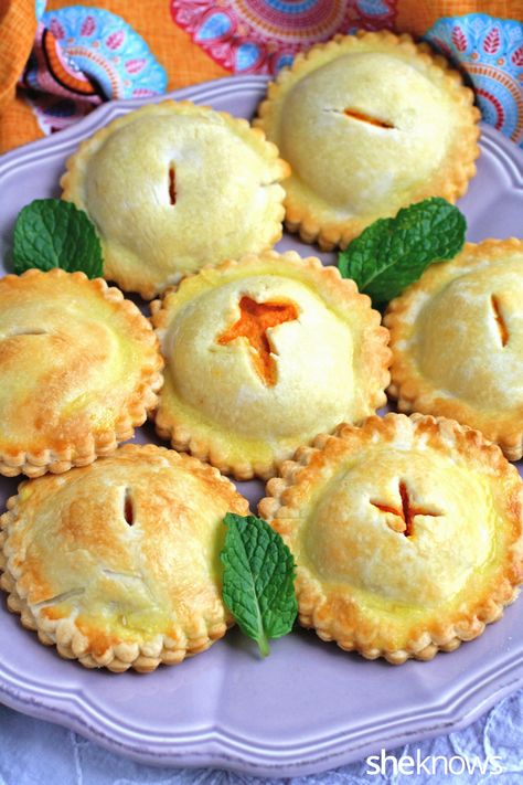 There's big flavor in these vegetarian chickpea and sweet potato hand pies Vegetarian Hand Pies, Sweet Potato Hand Pies, Potato Hand Pies, Chickpea And Sweet Potato, Small Pies, Hand Pies Savory, Hand Pie Recipes, Pie Maker, Hand Pie