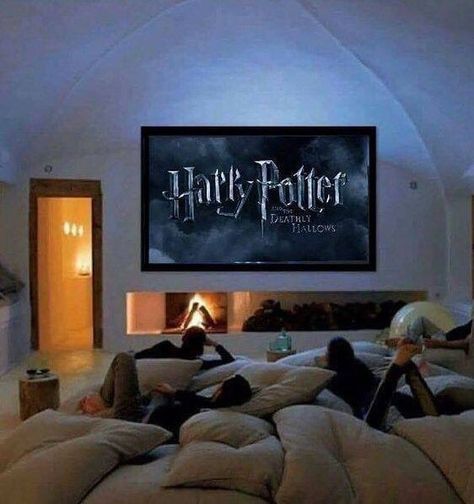 Passer 48h ici pour regarder les 8 films Harry Potter sur Netflix  #harrypotter #perfect #night #netflix #chill #magic #hogwarts #poudlard #potterhead #heaven #goals #need #relax Gossip Room Bienvenue  Twitter : GossipRoomOff   : gossip-room  gossiproomoff Harry Potter Movie Night, Harry Potter Marathon, Harry Potter Movie, Calloway Sisters, Home Cinema Room, Theater Room, Harry Potter Film, Projector Screen, Cinema Room