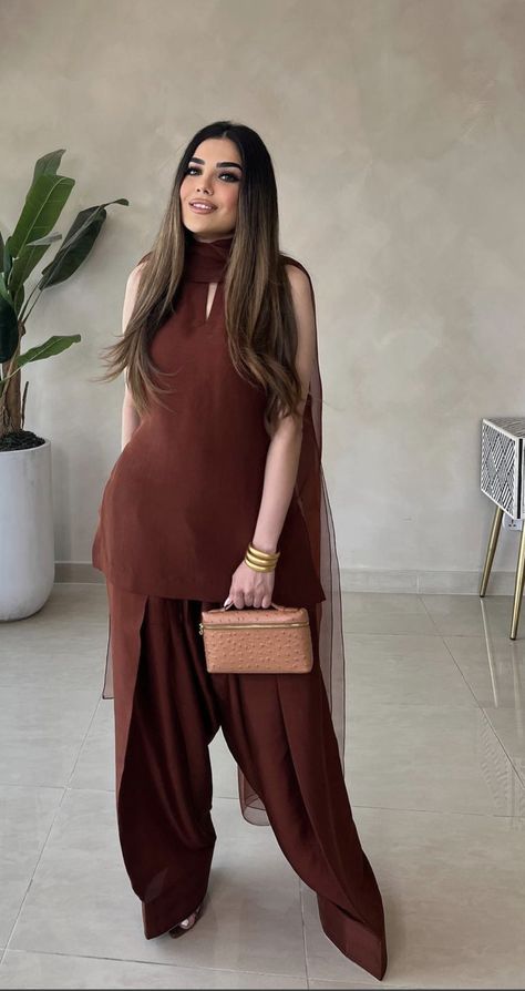 Dhoti Kurta Women Indian Outfits, Trendy Indian Suits, Classy Indian Suits For Women, Basic Suits Women Indian, Professional Indian Outfits Women, Indian Suits For Women Stylish Classy, Indian Kurti Outfit Ideas, Classy Kurtas For Women, Casual Eastern Wear