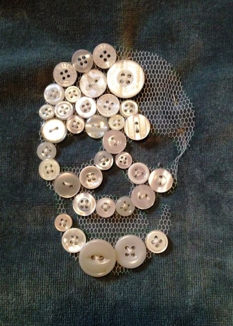 Spools Ideas, Gothic Diy, Button Diy, Halloween Things, Clothing Diy, Diy Buttons, Button Art, Button Crafts, Skull Art