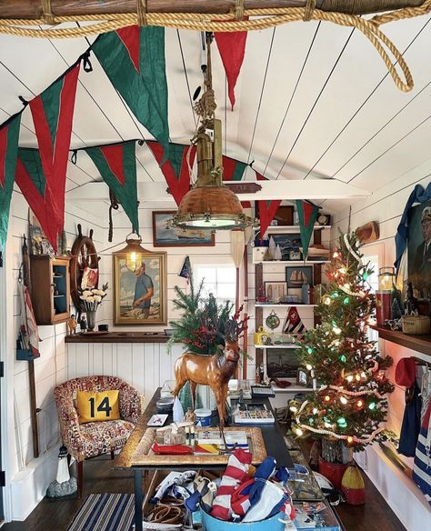 Vintage Cabin Christmas, Eclectic Cottage Decor, Lighthouse Christmas, Retro Cabin, Cabin Christmas Decor, Lake Cabin Decor, Christmas Cabin, Rustic Homes, Nautical Vintage