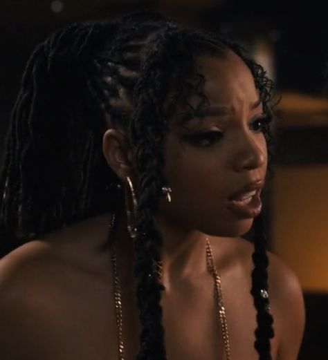 Chloe Locs, Chole Bailey Loc Styles, Chloe Bailey Pfp, Chloe Bailey Locs, Chloe And Halle Locs Style, Chloe Bailey Hairstyles, Halle Bailey Locs, Black Aphrodite, Chloe And Halle Bailey Hairstyles