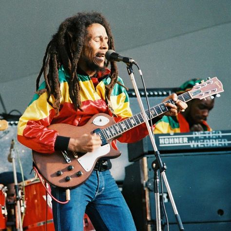 Reggae Aesthetic, Rastafarian Beliefs, Red Jacket Leather, Bob Marley Pictures, Celebrity Inspired Outfits, Jamaica Reggae, Robert Nesta, Nesta Marley, Jean Reno