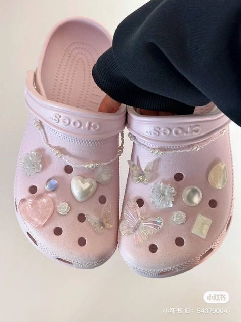 Crocs Aesthetic, Styling Crocs, Pink Crocs, Crocs Fashion, Dr Shoes, Pink Girly Things, Hype Shoes, Girly Shoes, Shoe Inspo