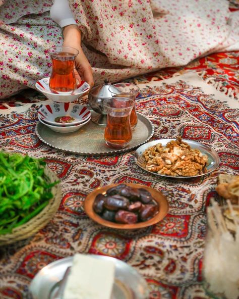 Afghan Tea, Persian Tea, Iranian Cuisine, Arabic Coffee, Ramadan Crafts, Tea Culture, Lebanese Recipes, Persian Food, Arabic Food