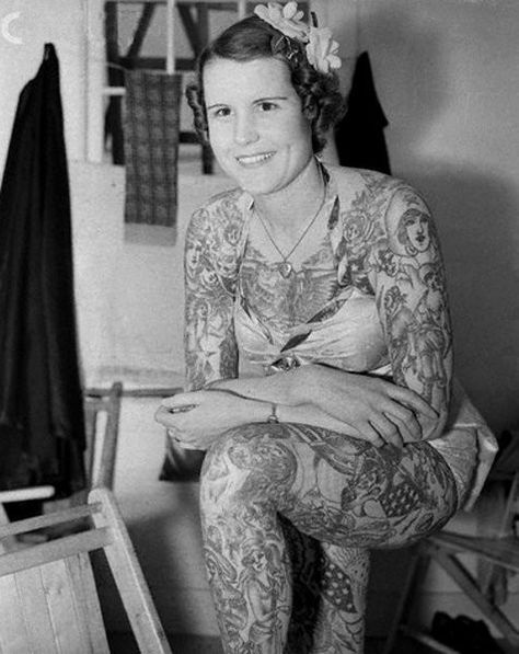 vintage everyday: 39 Gorgeous Vintage Photos of Tattooed Ladies in the Late 19th to Early 20th Centuries Historical Tattoos, Tattooed People, Vintage Tattoos, Tattoo Vintage, History Tattoos, Charles Lindbergh, Tattooed Woman, Tattoo People, Old School Tattoos