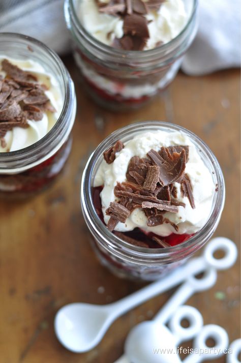 Cake In A Mason Jar, Brownies In A Jar, Jar Cake, Jar Desserts, Sweet Whipped Cream, Blackberry Cake, Canning Cherry Pie Filling, Canned Cherries, Cake In A Jar