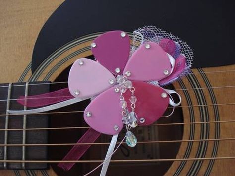 Guitar Pick Flower Brooch - JEWELRY AND TRINKETS Guitar Pick Flower, Guitar Picks Crafts, Hey Jessie, Guitar Pic, 2000s Theme, Guitar Pick Jewelry, Earth Day Projects, Guitar Ideas, Music Club