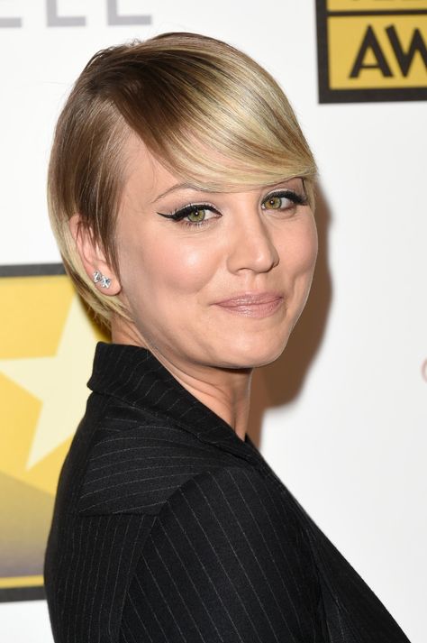 Kaley Cuoco Kate Hudson Makeup, Kayley Cuoco, Makeup Photos, Photos People, Kaley Cuoco Short Hair, Celebrity Hair, Kaley Cuoco, Photo Makeup, Short Blonde